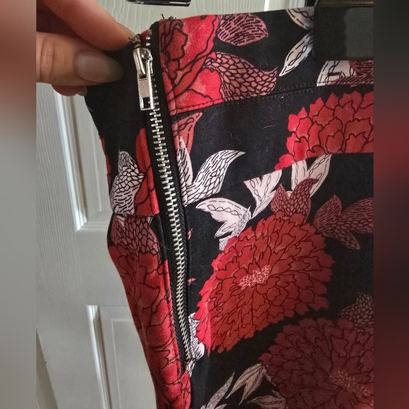 Le Chateau Red Floral Capris - Picture 4 of 4